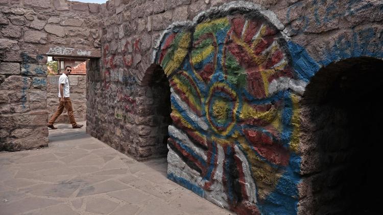 Tarihi Ankara Kalesi’nin surlarına grafiti çizdiler