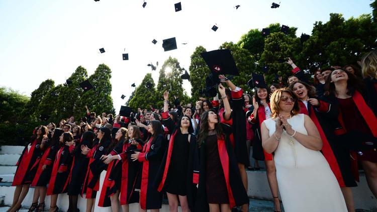 Genç iletişimcilerin coşkulu mezuniyet töreni