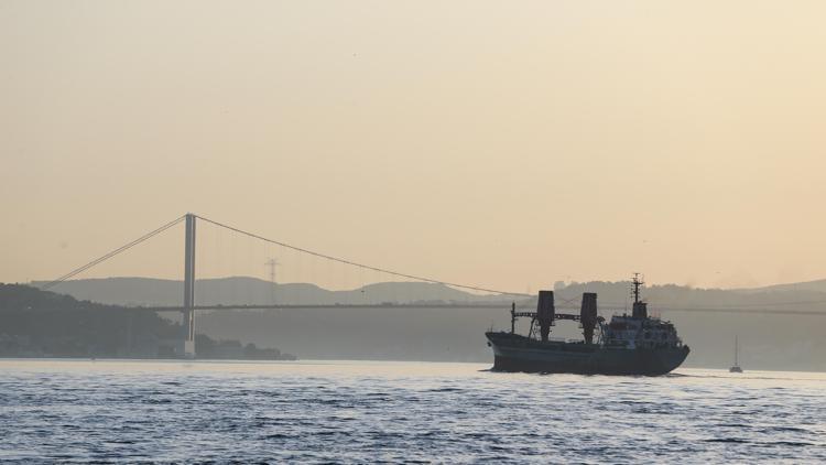 Rus askeri kargo gemisi İstanbul Boğazında