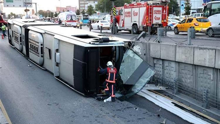 Cevizlibağda metrobüs devrildi: Yaralılar var