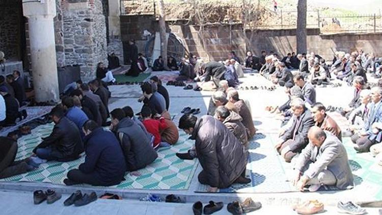 PKK camide namaz kılan cemaati rehin aldı