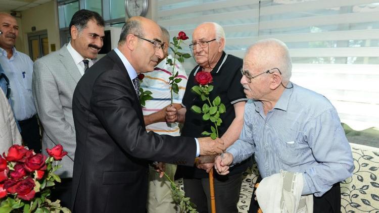 Vali Demirtaş, Babalar Günü’nü çiçeklerle kutladı