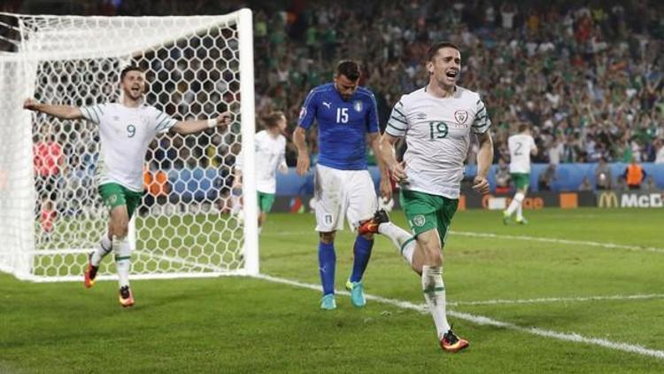 Şaşırıp İrlandanın golüne sevinen TRT spikeri sosyal medyayı salladı