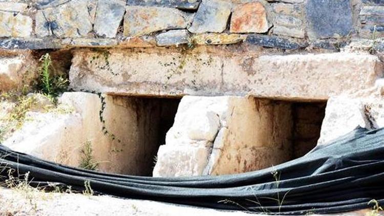 2 bin 1000 yıllık tarihi mezarlar kepçeyle tahrip edildi