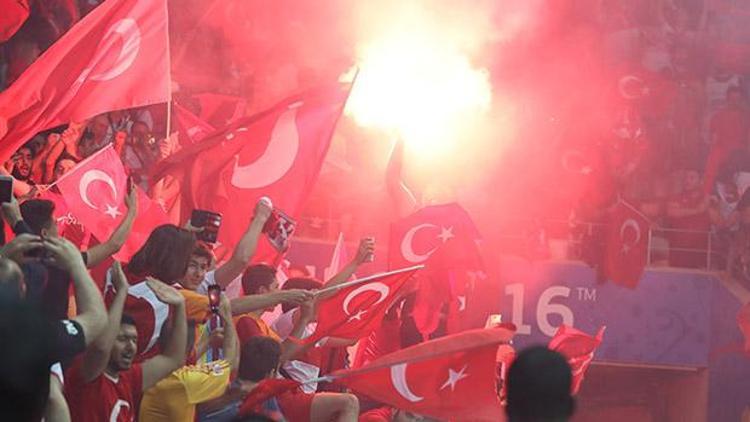 Meşale yakan Türk taraftarlara dava açıldı