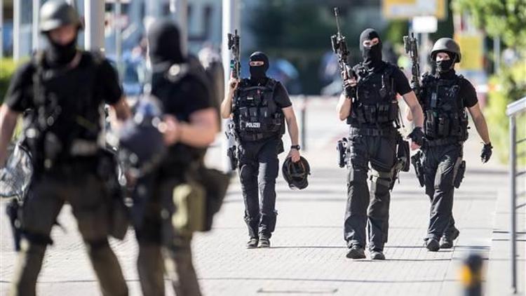 Almanyadaki saldırganın silahı kurusıkı tabanca çıktı