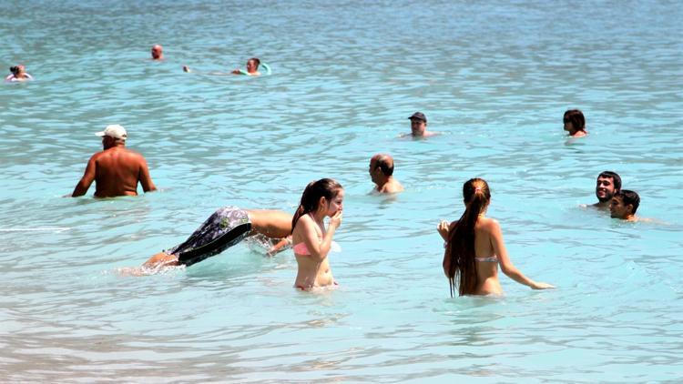 Okullar kapandı sahiller dolmaya başladı