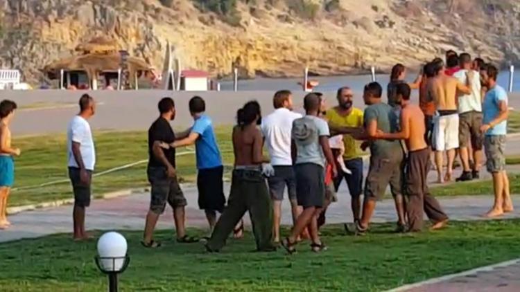 Fethiye’de yamaç paraşütü pilotlarının müşteri kavgasını turistler görüntüledi