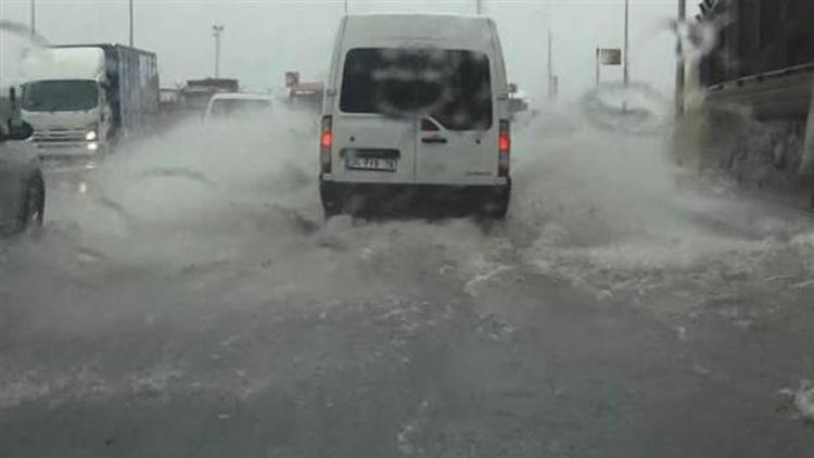 İstanbullular sağanak yağışta zor anlar yaşadı