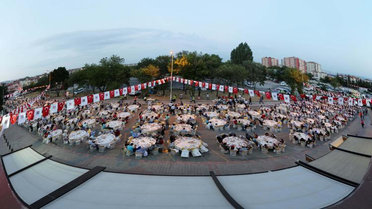 Pazar yerinde iftar yemeği