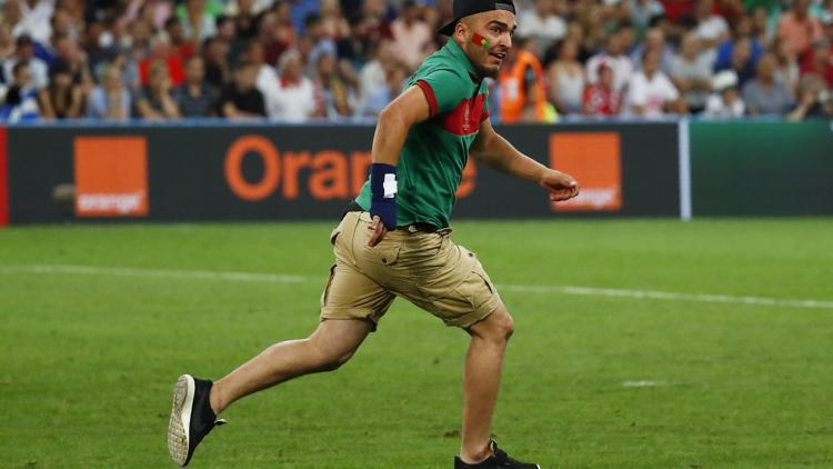Polonya-Portekiz maçında sahaya taraftar girdi