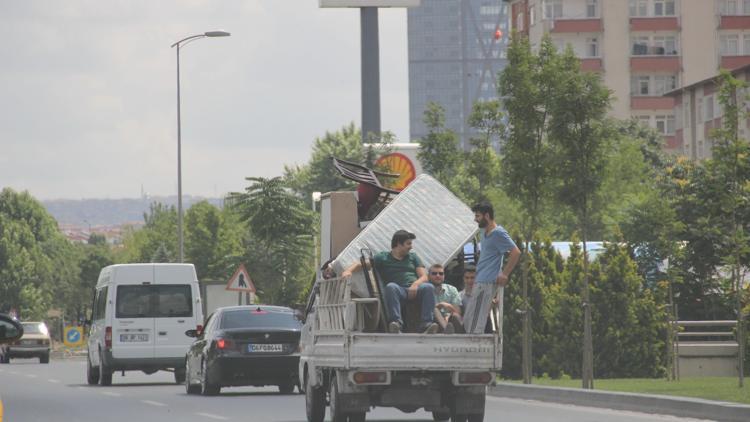 Kamyonet kasasında tehlikeli yolculuk