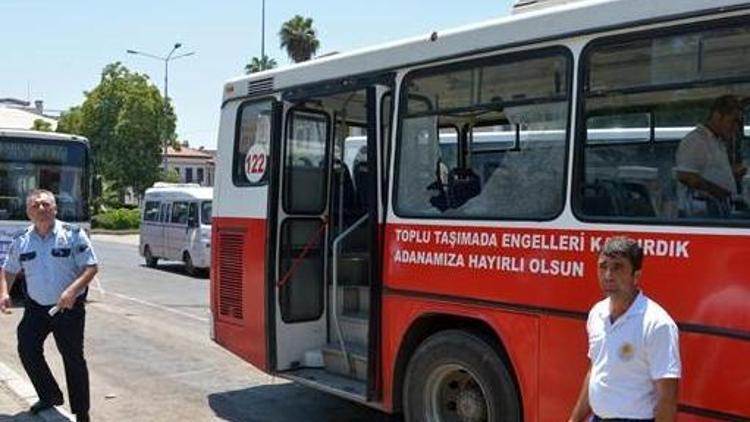 Belediye otobüsüne atılan taş, kadın yolcuyu yaraladı