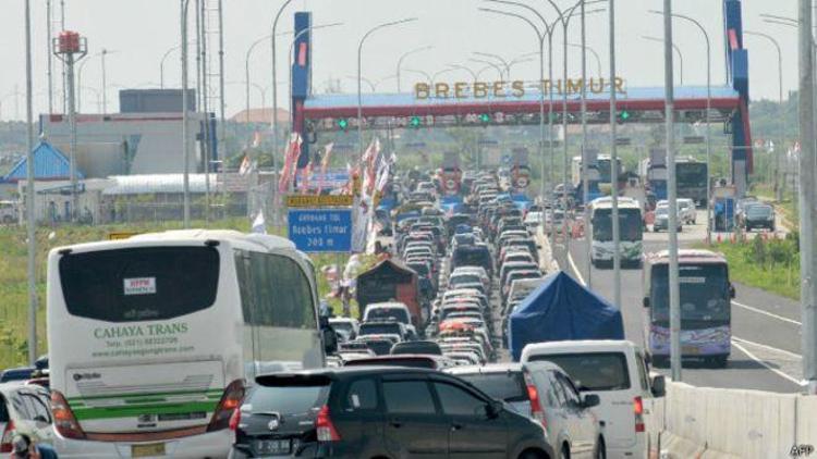 Endonezyada 12 kişi tıkanan trafikte beklerken öldü