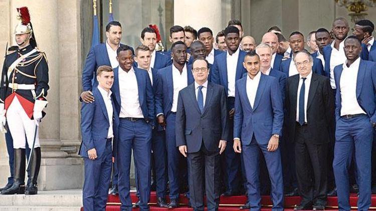 AiLE BOYU ELYSEE’DE AĞIRLANDILAR