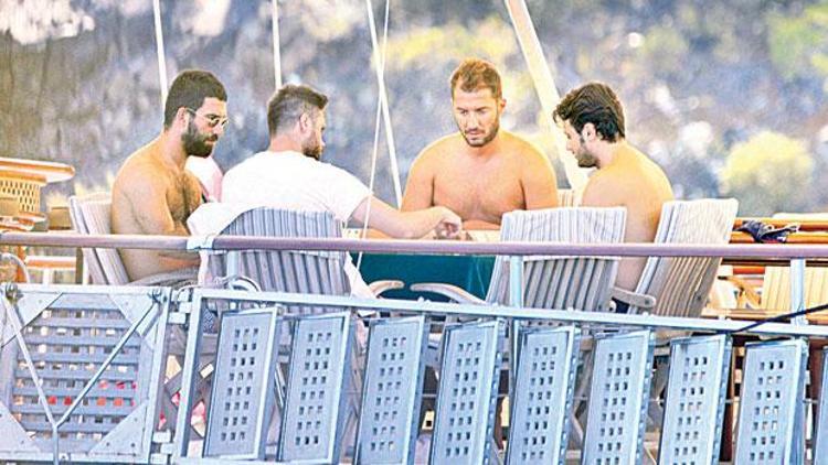 Arda Turan, kardeşi ile Bodrum tatilinde