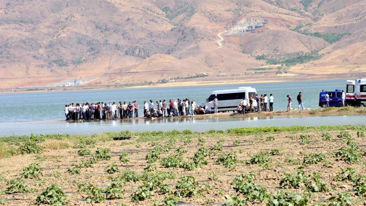 Elazığda baraj gölüne giren 2 genç kayboldu