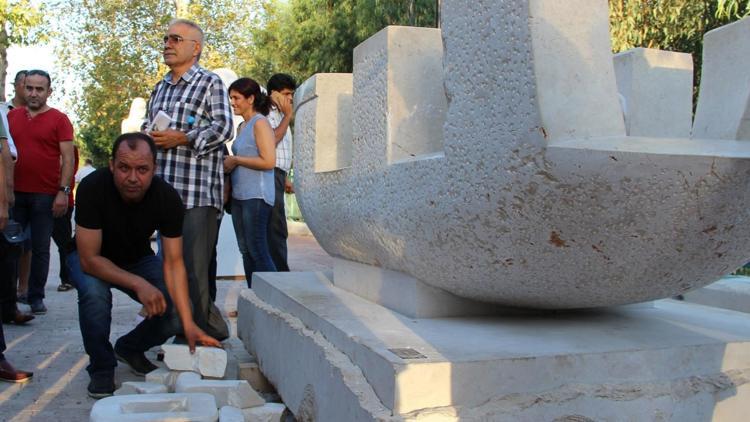 Denizlerde ölen çocuklar anısına yapılan heykeli kırdılar