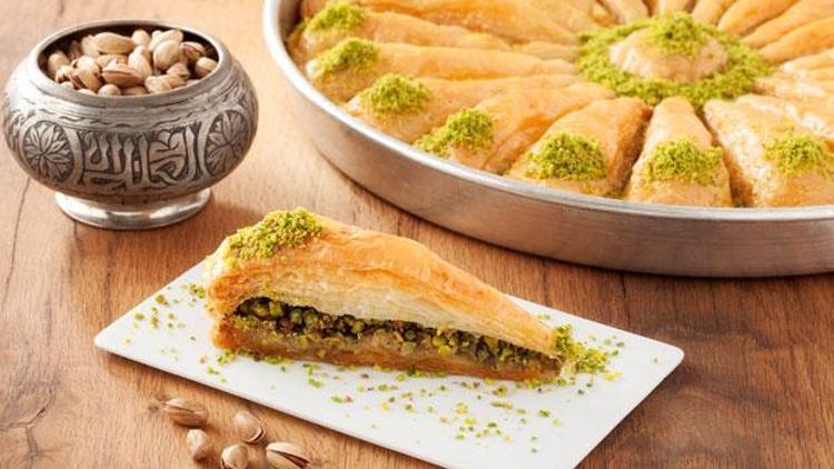 Ünlü baklavacı Faruk Güllüoğlunda gece yarısı tabela operasyonu