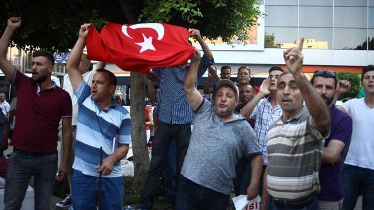 HDPnin basın açıklamasına Türk bayraklı protesto