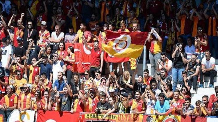 Galatasaraylı taraftarlardan yönetime rest: Cimbom halkındır, lisenin değil