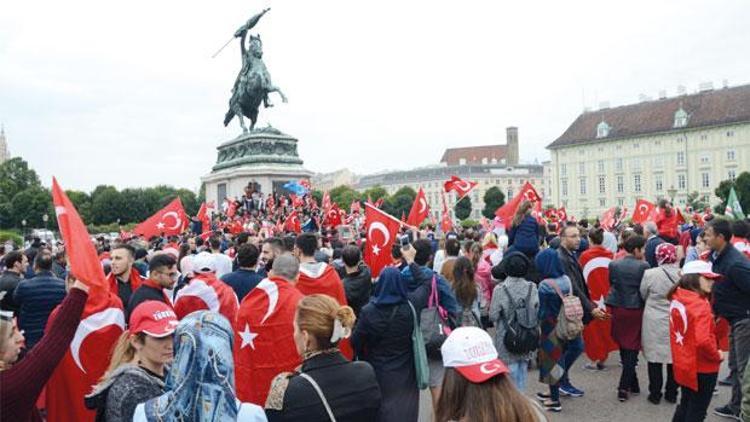 Avusturya bazı politikacılar ‘darbe protestosu’ndan rahatsız oldu