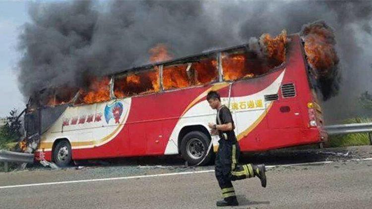 Tayvanda turist otobüsü seyir halinde yandı