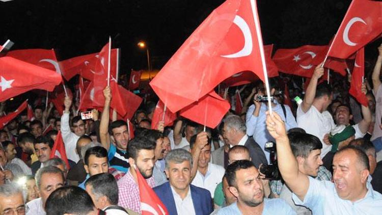 Hakkaride Türk bayraklarıyla darbe girişimini protesto