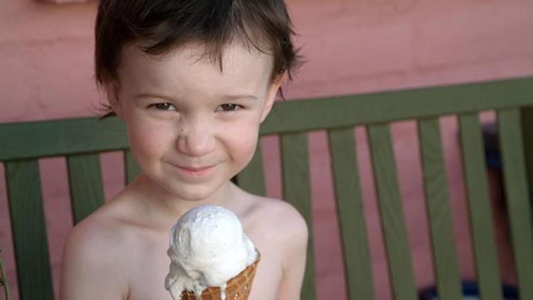Çocuğunuzu rahat bırakın: Dondurma hasta etmiyor