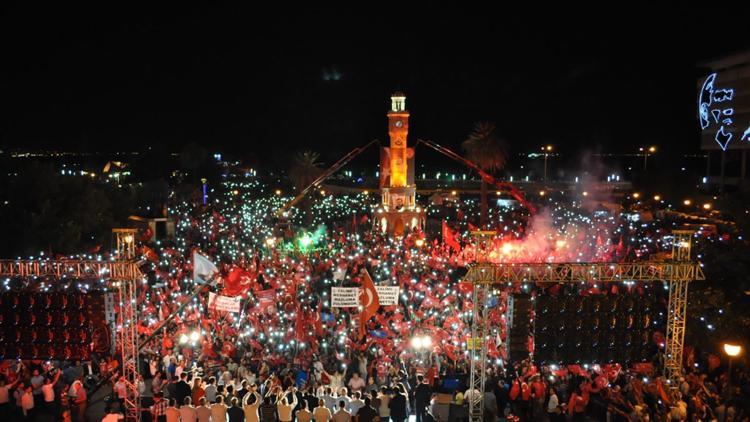 İzmirde 20 bin kişilik demokrasi nöbeti