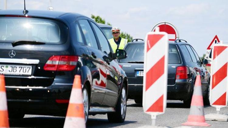 Avusturya mültecilere karşı sınıra 100 kilometre uzunluğunda dikenli tel çekiyor