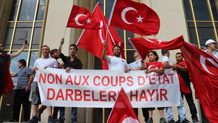 Paris’te FETÖ’ye karşı gösteri