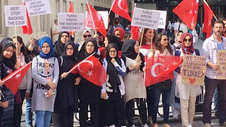 İngiltere’de okuyan öğrenciler, BBC’yi protesto etti