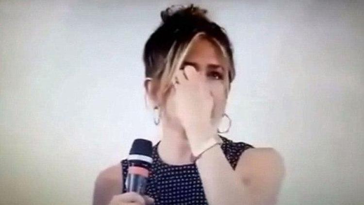 Jennifer Aniston geçmişi anlatırken gözyaşlarına boğuldu