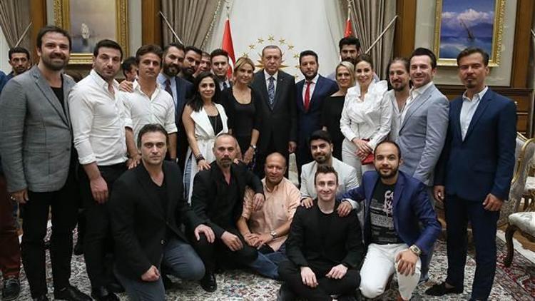 Cumhurbaşkanı Erdoğan, Demokrasi Nöbetine katılan sanatçıları kabul etti