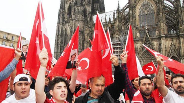 Avrupalı Türkler, akın akın Köln’e geliyor
