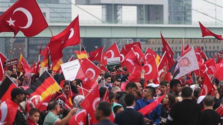 Avrupalı Türklerden Kölnde demokrasi mitingi