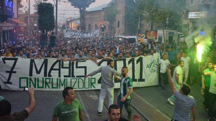 Teksas, eski valiyi PROTESTO ETTİ