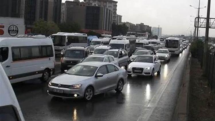 İstanbulda yağmur aniden bastırdı, kazalar trafiği felç etti