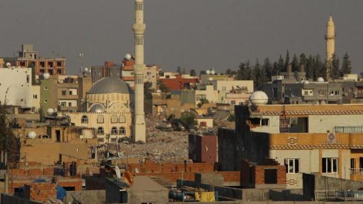 Nusaybin’de hasarlı binalar yıkılıyor