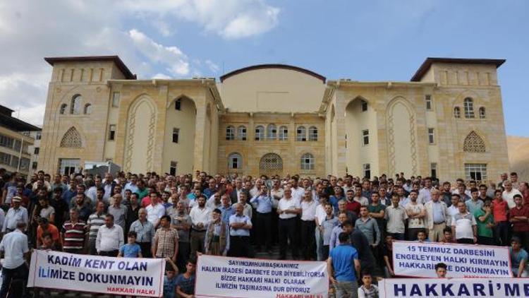 İlçe yapılma kararını protesto eden Hakkari esnafı kepenk açmadı (3)