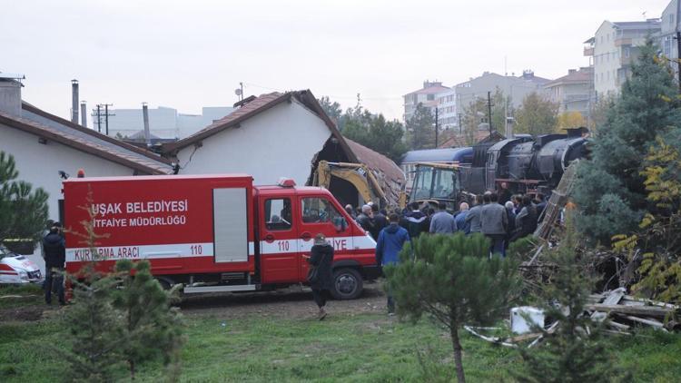 Uşakta tarihi bina çöktü: 1 işçi öldü