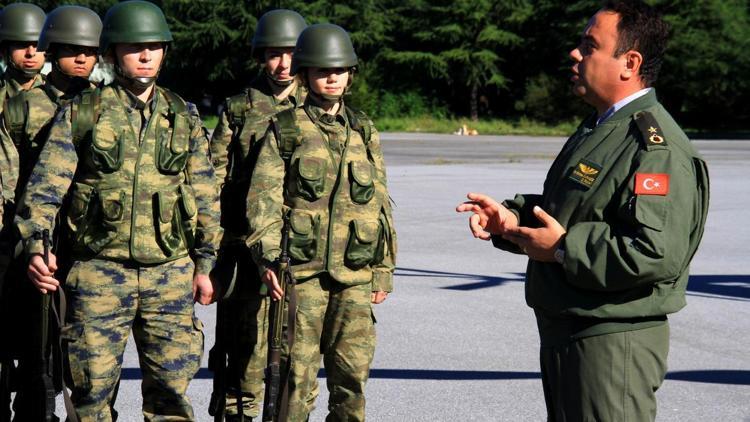 Sağlıkçı askerlere helikoptere hasta sevki dersi