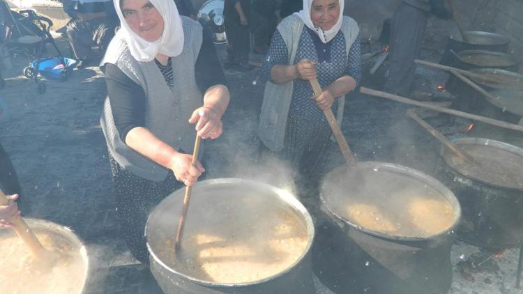 Karamanlıda Kuran kursu öğrencileri aşure dağıttı