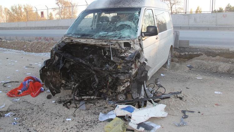 Sivasta minibüs asfalt silindirine çarptı: 7 yaralı