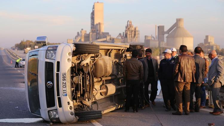 Eskişehirde işçileri taşıyan minibüs devrildi: 12 yaralı