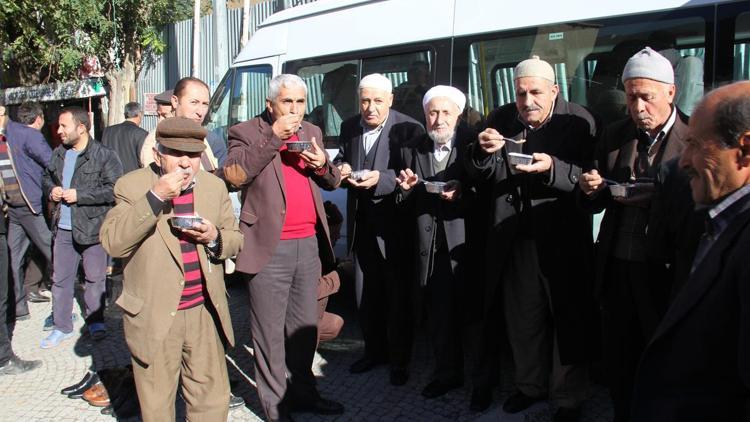 Bitlis Belediyesi 2 bin kişiye aşure dağıttı