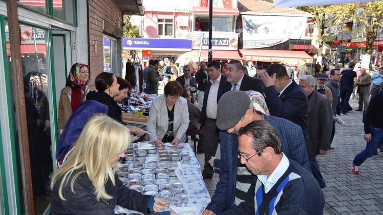 Alaplıda vatandaşlara aşure dağıtıldı