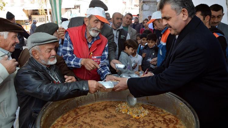 Ayaşta aşure dağıtıldı