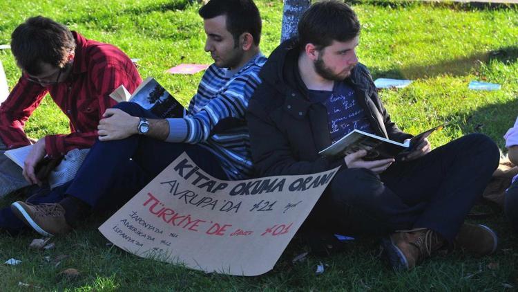 Üniversite öğrencileri, farkındalık için kitap okudu